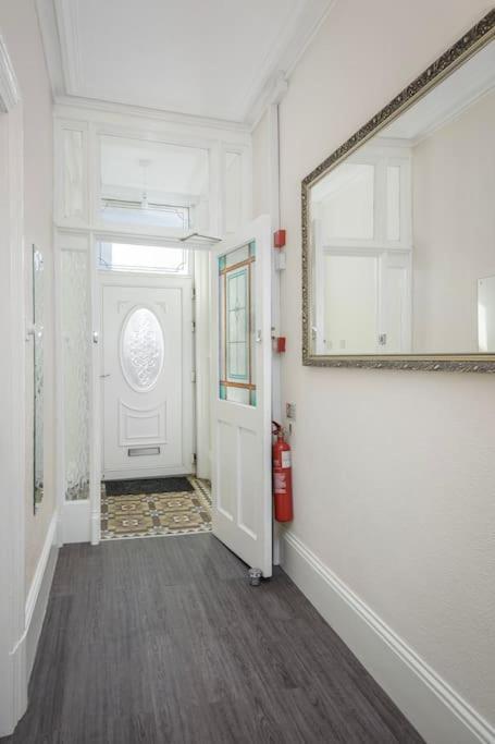 Barton Beachside - Stylish Studio Apartment, Double & Single - Central Beach & Promenade Location - Over 21'S, Family Friendly Only, Id Required ブラックプール エクステリア 写真