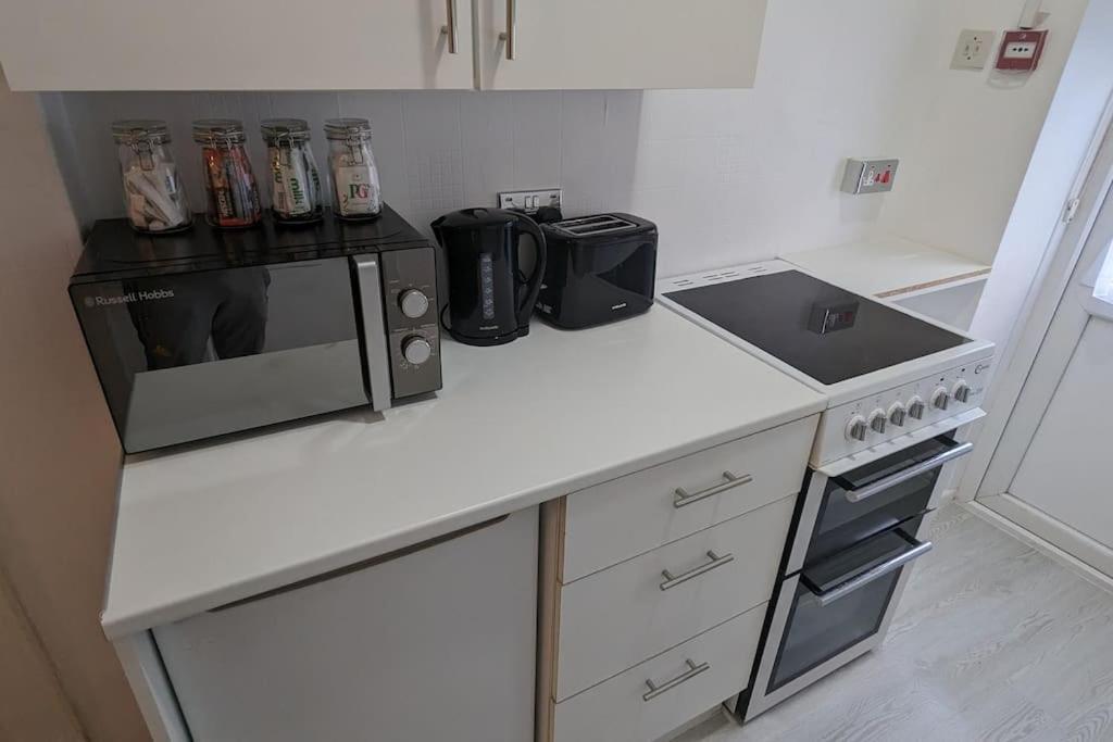 Barton Beachside - Stylish Studio Apartment, Double & Single - Central Beach & Promenade Location - Over 21'S, Family Friendly Only, Id Required ブラックプール エクステリア 写真