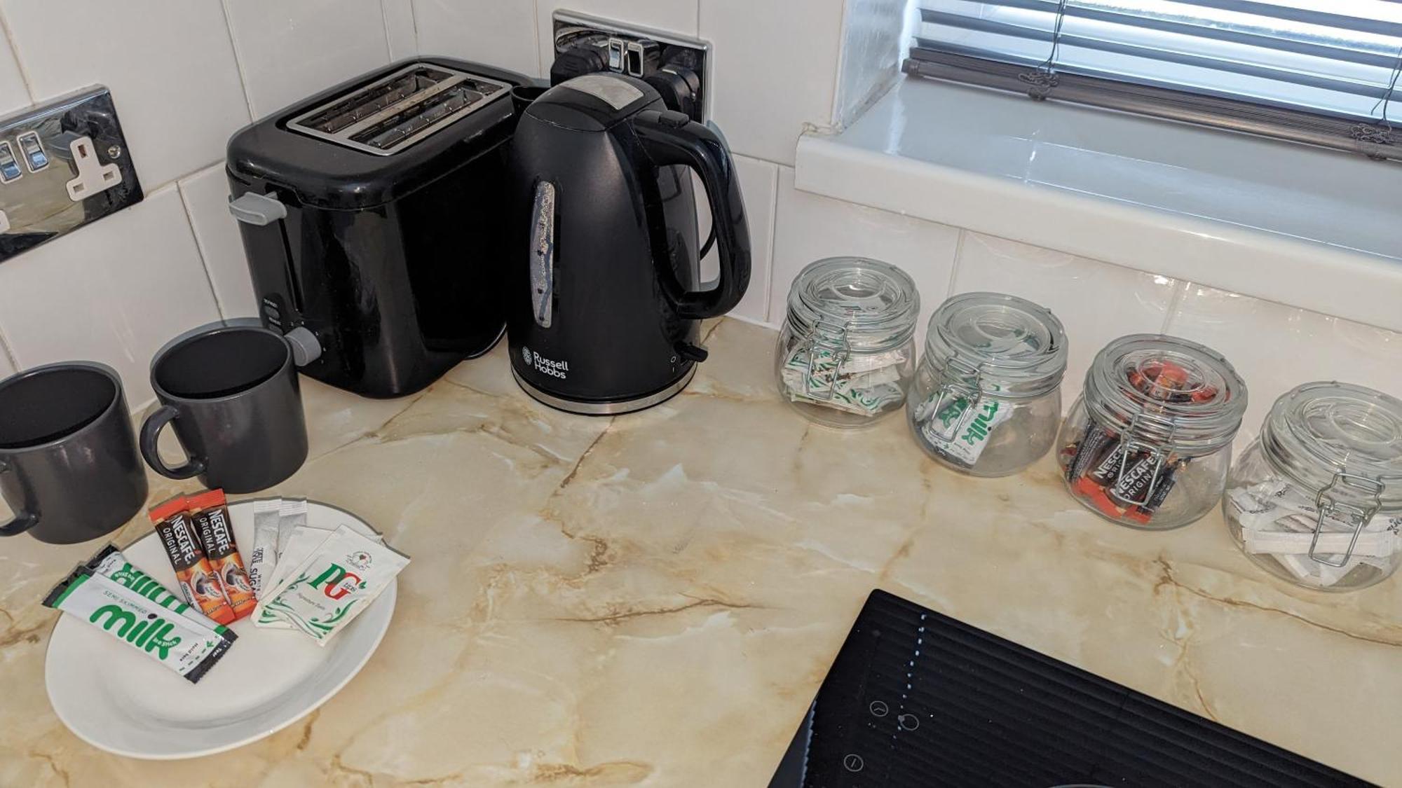 Barton Beachside - Stylish Studio Apartment, Double & Single - Central Beach & Promenade Location - Over 21'S, Family Friendly Only, Id Required ブラックプール エクステリア 写真